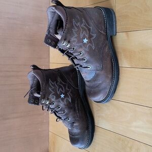 Super cute Women's Ariat Lacers